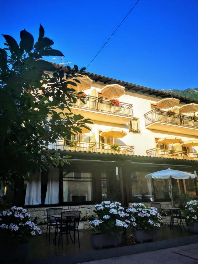 Albergo Al Pescatore เบรนโซเน ซูล การ์ดา ภายนอก รูปภาพ