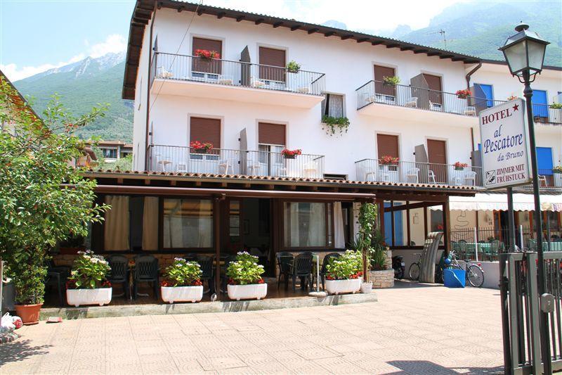 Albergo Al Pescatore เบรนโซเน ซูล การ์ดา ภายนอก รูปภาพ